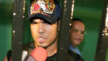 El lanzador venezolano Ugueth Urbina habla a varios  reporteros luego de ser encarcelado en 2005 por intento de homicidio en su país natal.