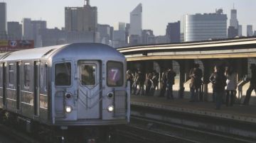 El hombre fue empujado por la espalda cuando esperaba el tren 7 en Queens.