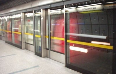 La MTA estudia el colocar puertas corredizas en algunas estaciones del tren.