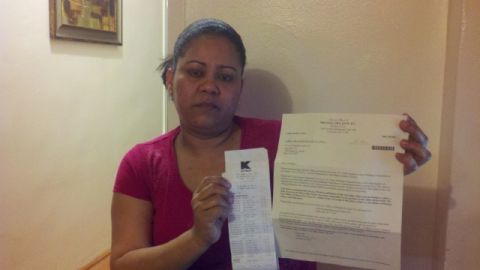 Ana Matos muestra el recibo con las compras que realizó en la tienda de Kmart.