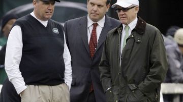El entrenador de los Jets, Rex Ryan (izq.), junto al gerente general Mike Tannenbaum (centro), y el dueño del equipo Woody Johnson.