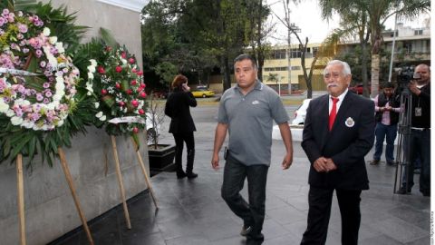 Un muy afectado José 'Jamaicón' Villegas (der.), quien formó parte del 'Campeonísimo' junto a 'Chava' Reyes, llega ayer a la funeraria para despedir al excompañero con el que vivió grandes glorias.