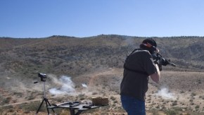 Varios asistentes prueban sus armas durante su participación en el Big Sandy Machine Gun Shoot a las afueras de Wikieup, Arizona, Estados Unidos.