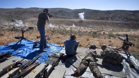 Varios asistentes prueban sus armas durante su participación en el Big Sandy Machine Gun Shoot a las afueras de Wikieup, Arizona, Estados Unidos.