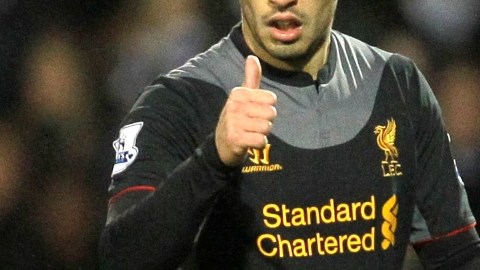 Luis Suárez celebra su segundo gol ante el Queens Park Rangers.