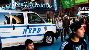 Policías patrullan Times Square  previo al inicio de  la celebración de fin de año el 31 de diciembre de 2011.