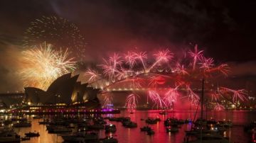 Fuegos artificiales iluminan Sídney (Australia) durante las celebraciones de Año Nuevo.