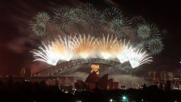 El espectáculo de fuegos de artificio de Sydney, al que el ayuntamiento ha destinado $2,8 millones, ha estado compuesto por cerca de 100.000 figuras creadas a partir de la luz de explosiones del material pirotécnico empleados.