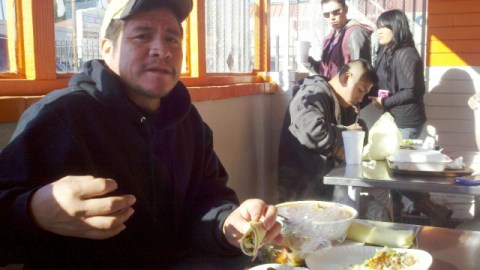 Juan Mateo con su plato de birria de chivo. Cuando tomaba, el hombre solía curarse la cruda con otra cerveza.