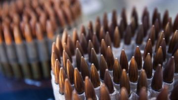 Cinturones de balas de 8 milímetros expuestos en el Big Sandy Machine Gun Shoot a las afueras de Wikieup, Arizona.