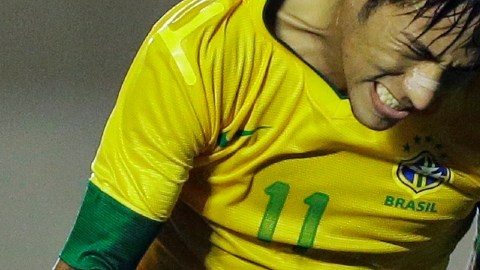 El jover artillero brasileño  Neymar fue escogido por segundo año consecutivo como el mejor jugador del continente en encuesta del diario El País de Uruguay.