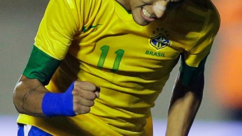 El jover artillero brasileño Neymar fue escogido por segundo año consecutivo como el mejor jugador del continente en encuesta del diario El País de Uruguay.
