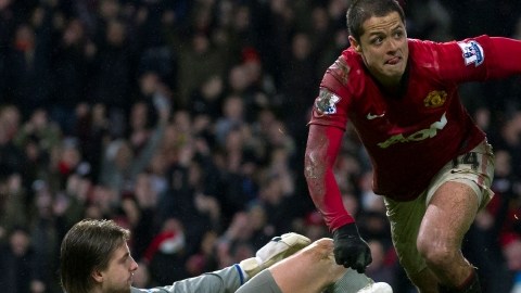 El mexicano Javier 'Chicharito' Hernández espera la oportunidad de ser titular hoy con el Manchester United que enfrenta al Wigan.
