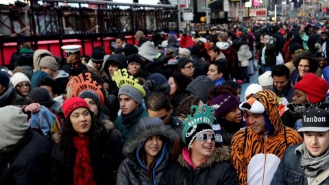En la época de Fin de Año miles de turistas abarrotan en la noche las inmediaciones de Times Square.