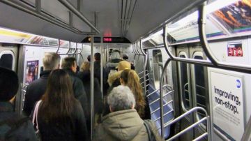 La  MTA  se propone recaudar $450 millones en ingresos anuales adicionales, mediante el incremento de los pasajes de trenes, autobuses y peajes de la ciudad.