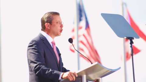Frente al Capitolio, Alejandro García Padilla se comprometió con el país.