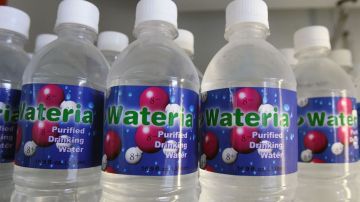 Un pueblo de Concord, Massachussetts, EE.UU.,  prohíbe vender agua en botellas de plástico