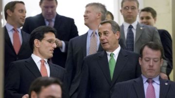 El presidente de la Cámara de Representantes de EE.UU., el republicano John Boehner (centro derecha) junto a Eric Cantor (centro izquierda) en una de las reuniones sobre el abismo fiscal en el Capitolio, Washington.