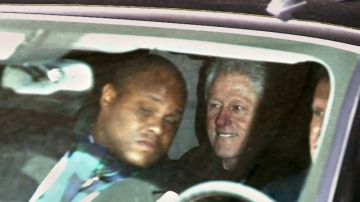 En esta imagen tomada de un video se observa al expresidente Bill Clinton feliz a su salida del hospital donde hasta hoy se encontraba su esposa Hillary, en Nueva York.