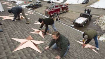 Mientras los sobrevivientes a la masacre de Sandy Hook intentan retornar a las clases, un grupo de voluntarios trabaja en un tributo a los 26 fallecidos. Estas estrellas, que representan a cada una de las víctimas, estarán siempre en el techo de la estación de bomberos de Newtown.