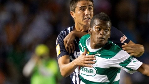 Darwin Chávez, de los Rayados de Monterrey, intenta detener al colombiano Carlos Quintero, del Santos Laguna, en un partido de la Liga Mexicana de Fútbol.