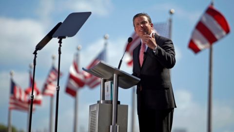 El nuevo gobernador, Alejandro Garcia Padilla, da su discurso inaugural en ceremonia a las afueras  del Capitolio, en San Juan.