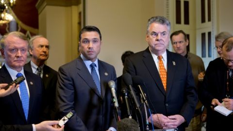 Legisladores republicanos hablan a los medios de prensa y televisión en el Capitolio de Washington después de haber tenido un encuentro con John Boehner, ayer.