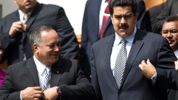 El vicepresidente de Venezuela, Nicolás Maduro (d), y el presidente de la Asamblea Nacional de Venezuela, Diosdado Cabello (i), en un homenaje a Simón Bolívar.