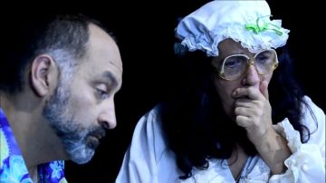 Alfredo Hueretes y la actriz Soledad López en una escena de la irreverente comedia  que se trasmite por primera vez en intenet.