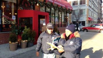Carlos Tinoco (izquierda) y Alexandra McClurkin, integrantes del equipo de especialistas en relación con la comunidad de FEMA, visitaron las calles de Harlem, para promover ofertas de empleo para expertos en diversas disciplinas.
