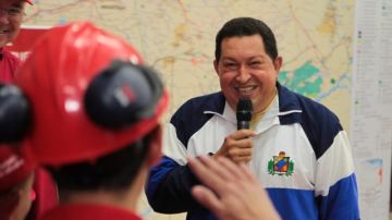 El presidente  Hugo Chávez durante una de sus últimas apariciones en público cuando visitó al campo petrolero del Morichal en el Estado Monagas.