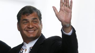 El presidente  Rafael Correa, saluda  a sus seguidores a pocas horas del inicio de la campaña electoral para elegir al mandatariode los ecuatorianos.