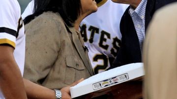 La esposa de Roberto Clemente, Vera, y dos de sus hijos reciben un homenaje antes de un juego de los Piratas el pasado mes de septiembre.