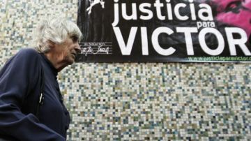 La viuda del cantautor  Víctor Jara, Joan Turner, cuando ayer pasaba  frente a un cartel en honor a su esposo  asesinado en una calle de Santiago de Chile.