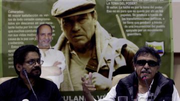 Jesús Santrich (derecha) e  Iván Márquez, negociadores de las FARC, quienes se encuentran en Cuba. Ellos anunciaron una tregua que fue violada, según la Policía.
