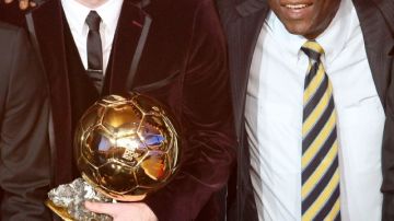 Lionel Messi (izquierda) y el legendario jugador Pelé aparecen juntos durante una gala del año pasado donde fue premiado el astro argentino del Barcelona.