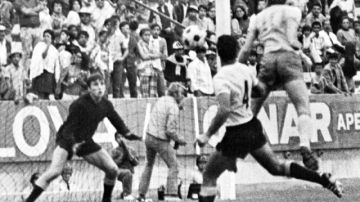 El sueco Ove Graln cabecea sobre la portería uruguaya defendida por Ladislao Mazurkiewicz. Los charrúas perdieron ese partido 1-0 en 1970.