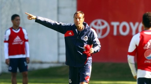 John van't Schip da instrucciones durante el entrenamiento interescuadras de Chivas efectuado ayer.