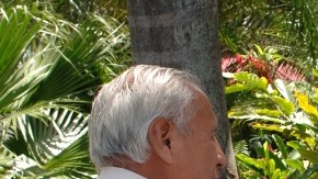 Joe García saluda a un simpatizante en el distrito 26 del estado de La Florida, donde él es representante.