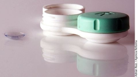 Según los especialistas, los niños muy pequeños quizás no tienen la madurez para usar lentes de contacto.