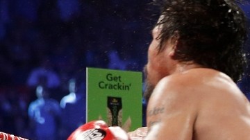 Momento justo en el que Juan Manuel Márquez conecta el potente derechazo en el rostro de Manny Pacquiao para depositarlo en la lona  el pasado 8 de diciembre en Las Vegas.