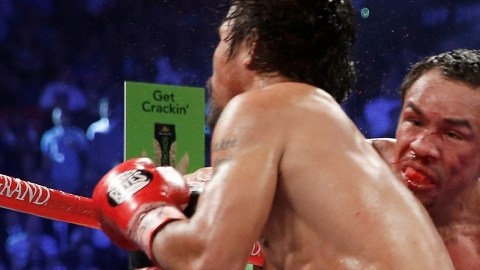 Momento justo en el que Juan Manuel Márquez conecta el potente derechazo en el rostro de Manny Pacquiao para depositarlo en la lona  el pasado 8 de diciembre en Las Vegas.