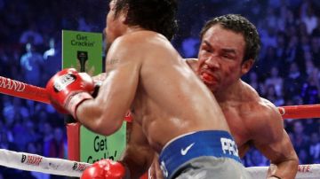 Momento justo en el que Juan Manuel Márquez conecta el potente derechazo en el rostro de Manny Pacquiao para depositarlo en la lona  el pasado 8 de diciembre en Las Vegas.