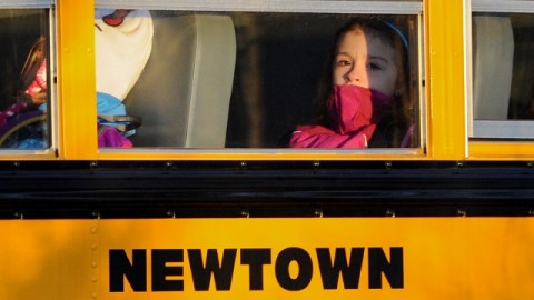 Los alumnos de la Escuela Primaria Sandy Hook, de Newtown, Connecticut donde  un joven mató a 20 niños y seis adultos antes de haberse quitado la vida el pasado 14 de diciembre, volvieron ayer a clases tras concluir las vacaciones de Navidad.
