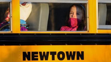 Los alumnos de la Escuela Primaria Sandy Hook, de Newtown, Connecticut donde  un joven mató a 20 niños y seis adultos antes de haberse quitado la vida el pasado 14 de diciembre, volvieron ayer a clases tras concluir las vacaciones de Navidad.