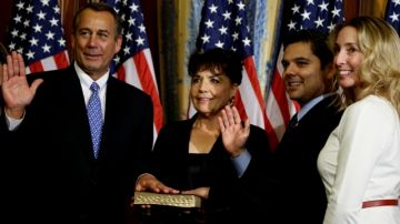 El presidente de la Cámara de Representantes, John Boehner, de Ohio (i), le toma juramento al demócrata por California, Raúl Ruiz, en el Capitolio federal en Washington, D.C.
