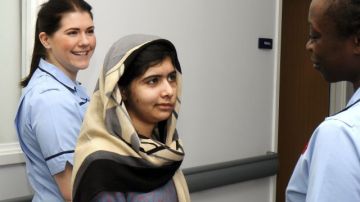 La adolescente paquistani Malala Yousufzai (c) conversa con un par de enfermeras mientras abandona el hospital Queen Elizabeth tras haber recibido el alta hospitalaria hoy en Birmingham (Reino Unido).