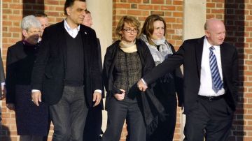 La ex representante federal por Arizona Gabrielle Giffords, herida de gravedad durante un ataque armado en 2011, visitó Newtown.