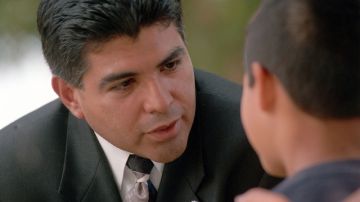 En esta foto de archivo, Tony Cárdenas habla con un niño en una feria escolar. Cárdenas tiene una larga trayectoria política.