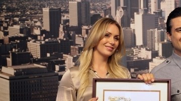 Jaime Camil con su  esposa Heidi Balvanera y su hija Elena Camil  luego de recibir el reconocimiento por parte del Ayuntamiento de Los Ángeles.